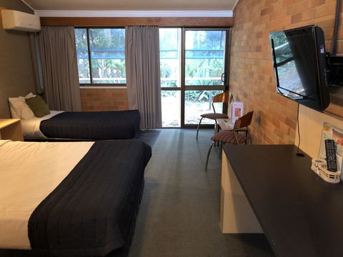 Bribie Island Hotel - Lennox Head Accommodation 2