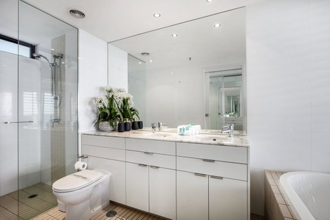 Ultra Broadbeach - Lennox Head Accommodation 14