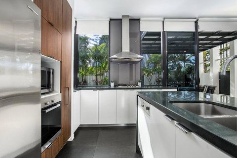 Ultra Broadbeach - Lennox Head Accommodation 25