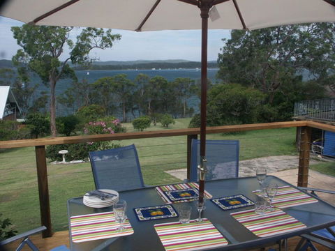 A LAKEHOUSE ESCAPE - A Waterfront Reserve On Shores Of Lake Macquarie - Lennox Head Accommodation 1