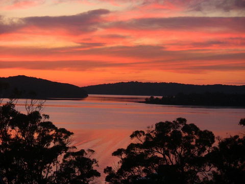 A LAKEHOUSE ESCAPE - A Waterfront Reserve On Shores Of Lake Macquarie - Lennox Head Accommodation 0
