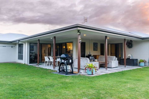 Agnes Retreat - 4 BR - 2 Min Walk To Beach - Lennox Head Accommodation 1