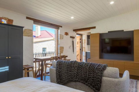 A Romantic Uraidla Studio - Lennox Head Accommodation 1