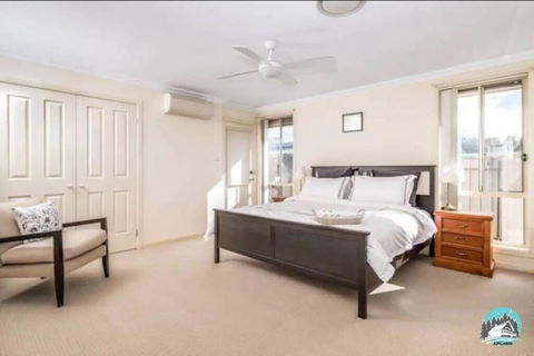 Aircabin - Tuggerawong - Lake Front - 9 Beds House - Lennox Head Accommodation 2