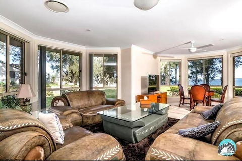 Aircabin - Tuggerawong - Lake Front - 9 Beds House - Lennox Head Accommodation 3