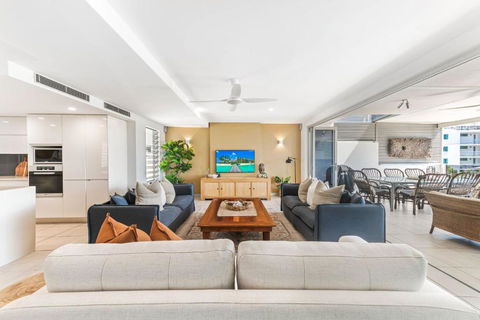 Alex Beach House, 100 Steps To The Sand, With Ocean Views - Lennox Head Accommodation 3