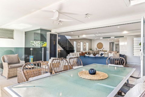 Alex Beach House, 100 Steps To The Sand, With Ocean Views - Lennox Head Accommodation 2