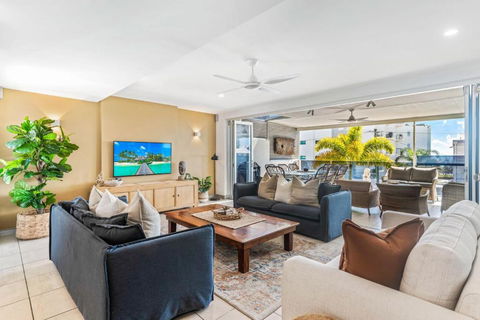 Alex Beach House, 100 Steps To The Sand, With Ocean Views - Lennox Head Accommodation 4