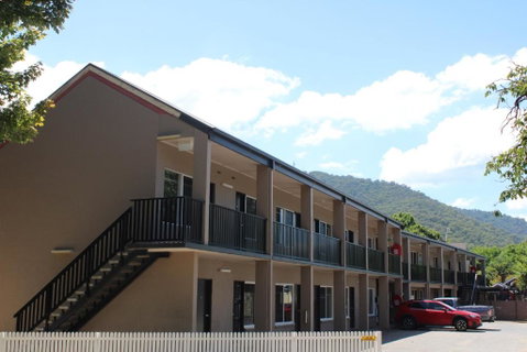 Alpine Hotel Bright - Lennox Head Accommodation 1