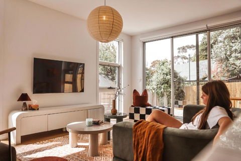 Architect Home With View In Central Hobart - Lennox Head Accommodation 1