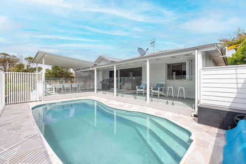 Ash Haven, 19 Ash St - Views, Pool, Air Con, Boat Parking, Wi-Fi - Lennox Head Accommodation 2