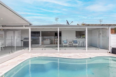 Ash Haven, 19 Ash St - Views, Pool, Air Con, Boat Parking, Wi-Fi - Lennox Head Accommodation 3
