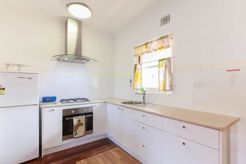 B8 Crawley Apartment 1 BRM & Sleepout Near UWA - Lennox Head Accommodation 2