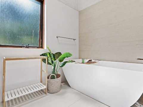 'Nunkeri', 5 Kerrie Close - Stunning House With Fabulous Views, Linen, WIFI & Air Conditioning - Lennox Head Accommodation 2