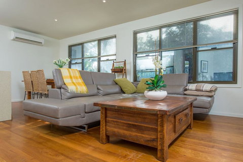 'Rolling Waves 2' On Ocean Drive - Lennox Head Accommodation 2