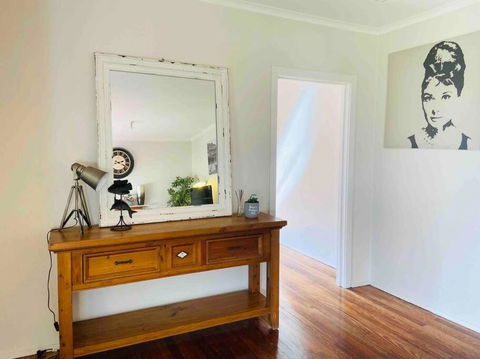 D122 Lovely London Home - Lennox Head Accommodation 1