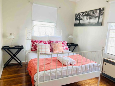 D122 Lovely London Home - Lennox Head Accommodation 3