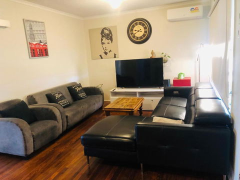 D122 Lovely London Home - Lennox Head Accommodation 2