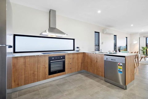 DAYDREAMING Airlie Beach, Water Views & Only 200m To Boardwalk. - Lennox Head Accommodation 4