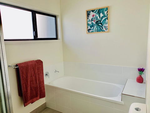DAYDREAMING Airlie Beach, Water Views & Only 200m To Boardwalk. - Lennox Head Accommodation 3