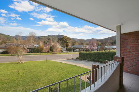 Abbey Rose - Bright, VIC - Lennox Head Accommodation 0