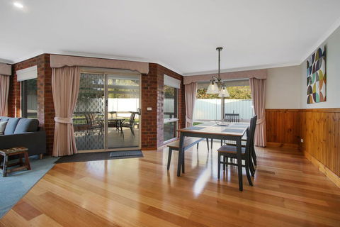 Abbey Rose - Bright, VIC - Lennox Head Accommodation 1