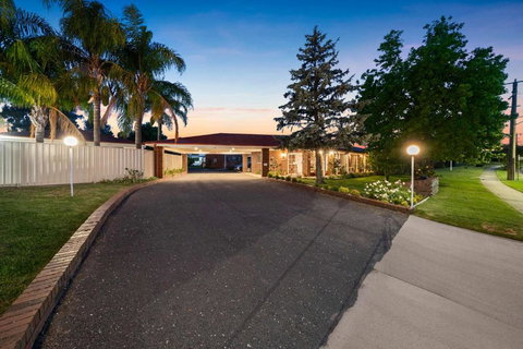 Econo Lodge Border Gateway Wodonga - Lennox Head Accommodation 4