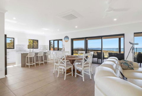 ESCAPE WITH A VIEW - Lennox Head Accommodation 0