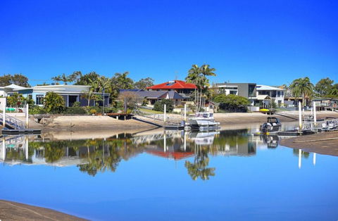 Fabulous Canal-front Unit In Mooloolaba - Lennox Head Accommodation 1
