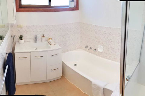 FERNLY BFast, WiFi Nflx AC Walk2Pizza Liquor Deli, - Lennox Head Accommodation 2