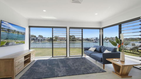 FLOATING ON THE CANALS - 80 COMMODORE CRES - Lennox Head Accommodation 2