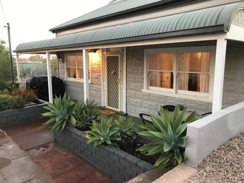 HILLSIDE HAVEN CHARMING C1920 COTTAGE Pet Friendly Sleeps 1 - 6 - Lennox Head Accommodation 2