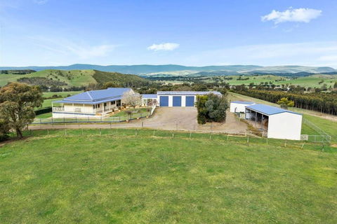 IRONBARK FARM Farmhouse On 52 Acres In The Scenic Yarra Valley - Lennox Head Accommodation 1