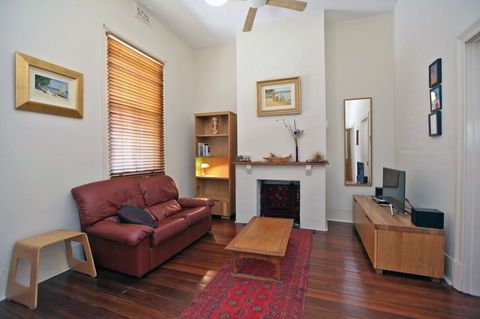Art On Attfield - Cute Heritage 1 Bedroom Stone Cottage - Lennox Head Accommodation 1