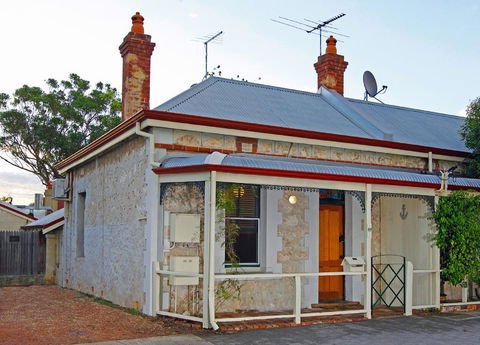 Art On Attfield - Cute Heritage 1 Bedroom Stone Cottage - Lennox Head Accommodation 0