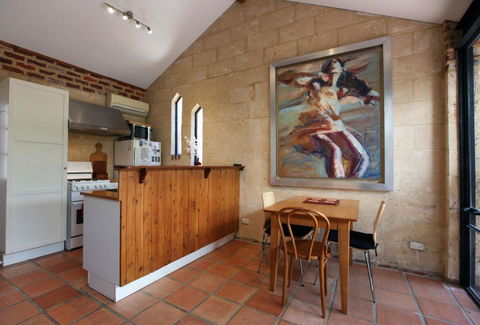 Art On Attfield - Cute Heritage 1 Bedroom Stone Cottage - Lennox Head Accommodation 3