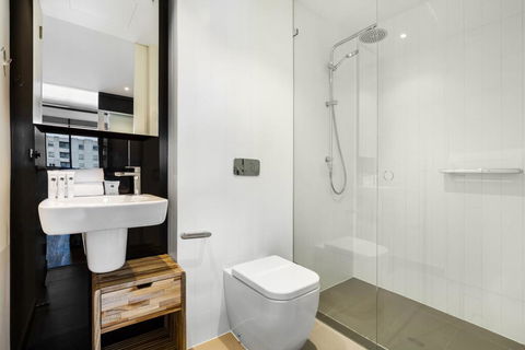 Artsy Apartment CBD City Views And Balcony - Lennox Head Accommodation 3