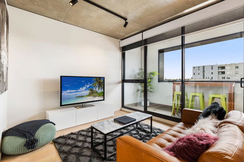 Artsy Apartment CBD City Views And Balcony - Lennox Head Accommodation 1