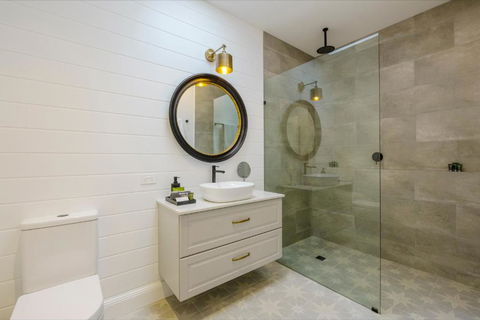 MAIN STREET RETREAT - King BRs, Comp Minibar, Breakfast Prov, Fireplaces - Lennox Head Accommodation 2