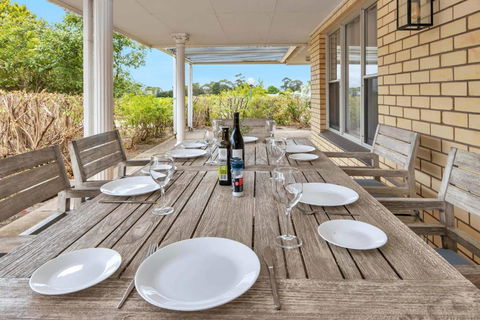 Mid Century 4 Bedroom Getaway In Barossa Vineyard - Lennox Head Accommodation 3
