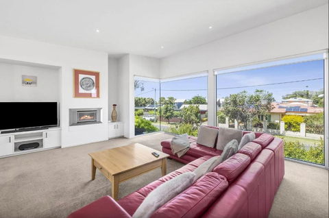 Ocean View Townhouse In Central Torquay - Lennox Head Accommodation 1