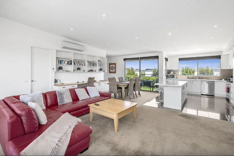 Ocean View Townhouse In Central Torquay - Lennox Head Accommodation 3