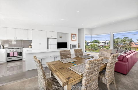 Ocean View Townhouse In Central Torquay - Lennox Head Accommodation 2