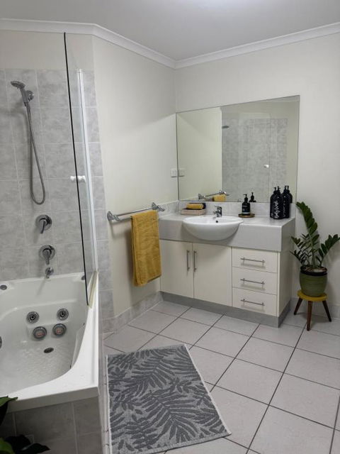Oceanbreeze Apartment In Cairns North - Lennox Head Accommodation 3