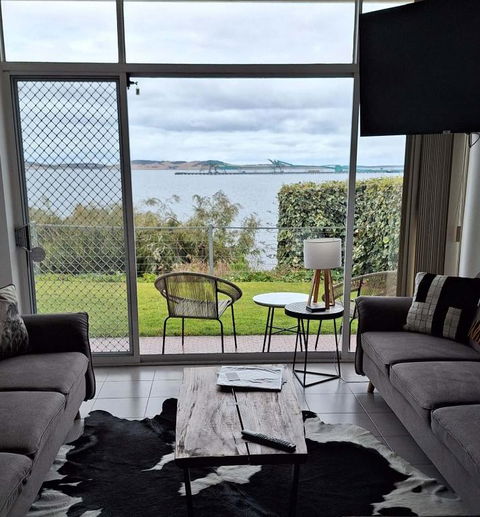 ON THE WATERS EDGE - Lennox Head Accommodation 0
