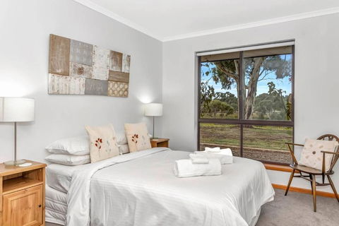 Picturesque Vineyard Farmhouse Nestled On 40-Acres - Lennox Head Accommodation 2
