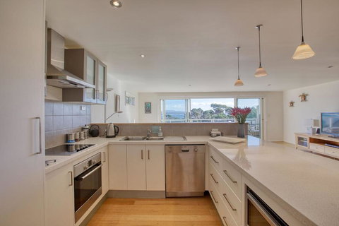 Quarterdeck Apartment - Lennox Head Accommodation 3