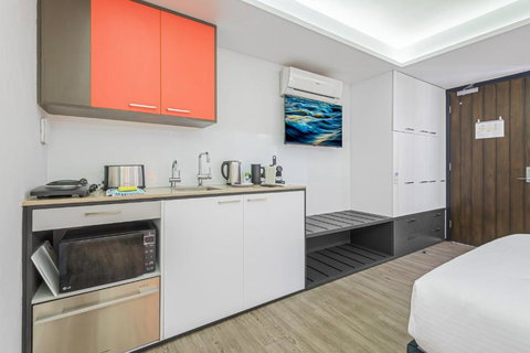 Quirky Studio With Sleek Decor In St Kilda - Lennox Head Accommodation 1