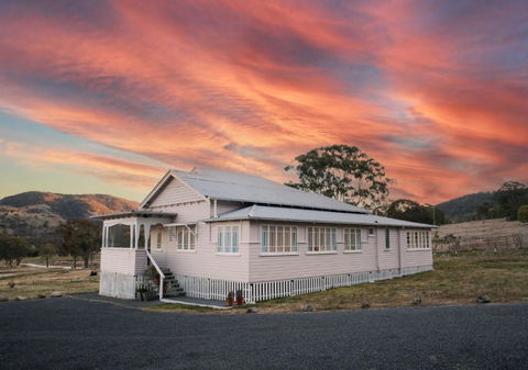 Pretty Pink Queenslander With Spectacular Views! - Lennox Head Accommodation 0