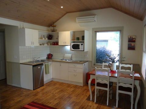 Autumn Affair Cottage 6 - Lennox Head Accommodation 3